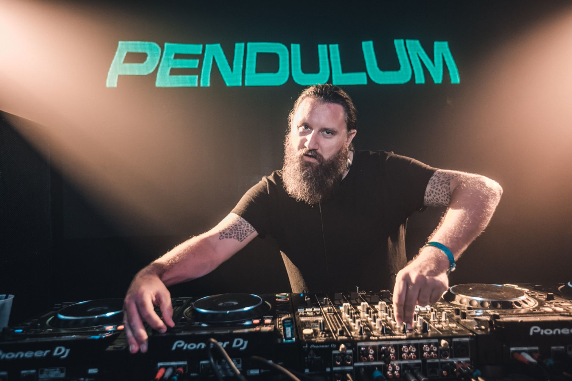 Nitsa: Pendulum dj set + D.N.S