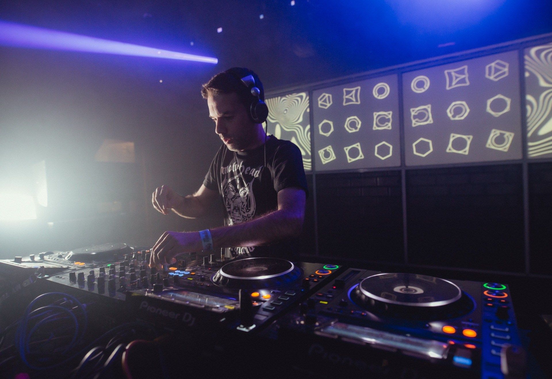 Bass Bunny: Uroz (Moog) + Dj Kosmos + Rho