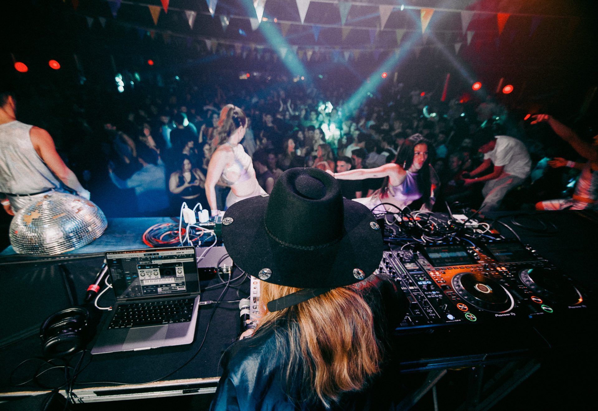 La (2) de Milkshake: On The Floor Again | Bulma Beat & TaydLeon