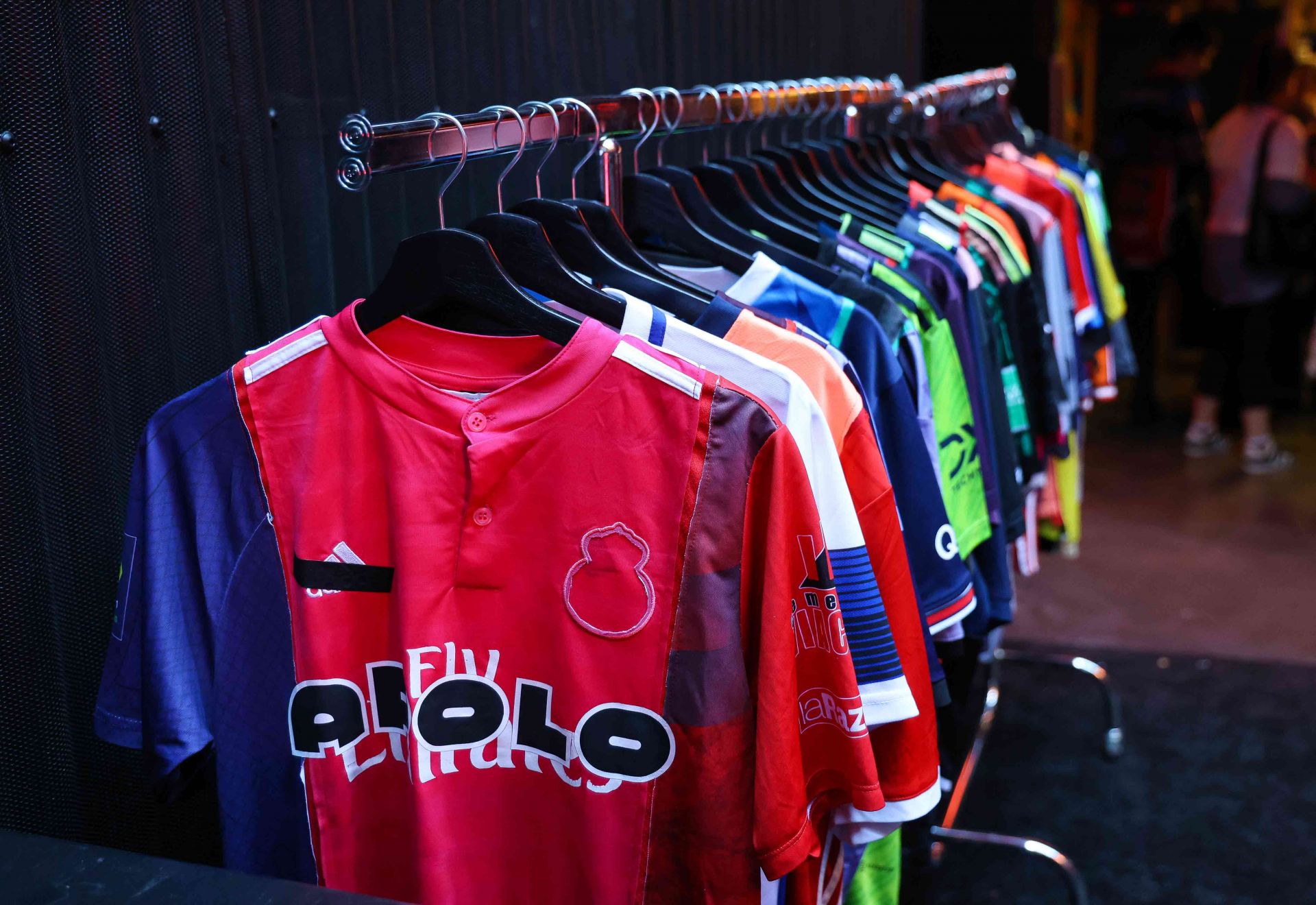 Antonio Acuario x Apolo: artesanía y sostenibilidad en el nuevo merchandising de Apolo
