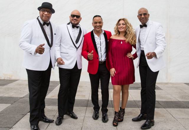 Caprichos de Apolo presenta Los Van Van