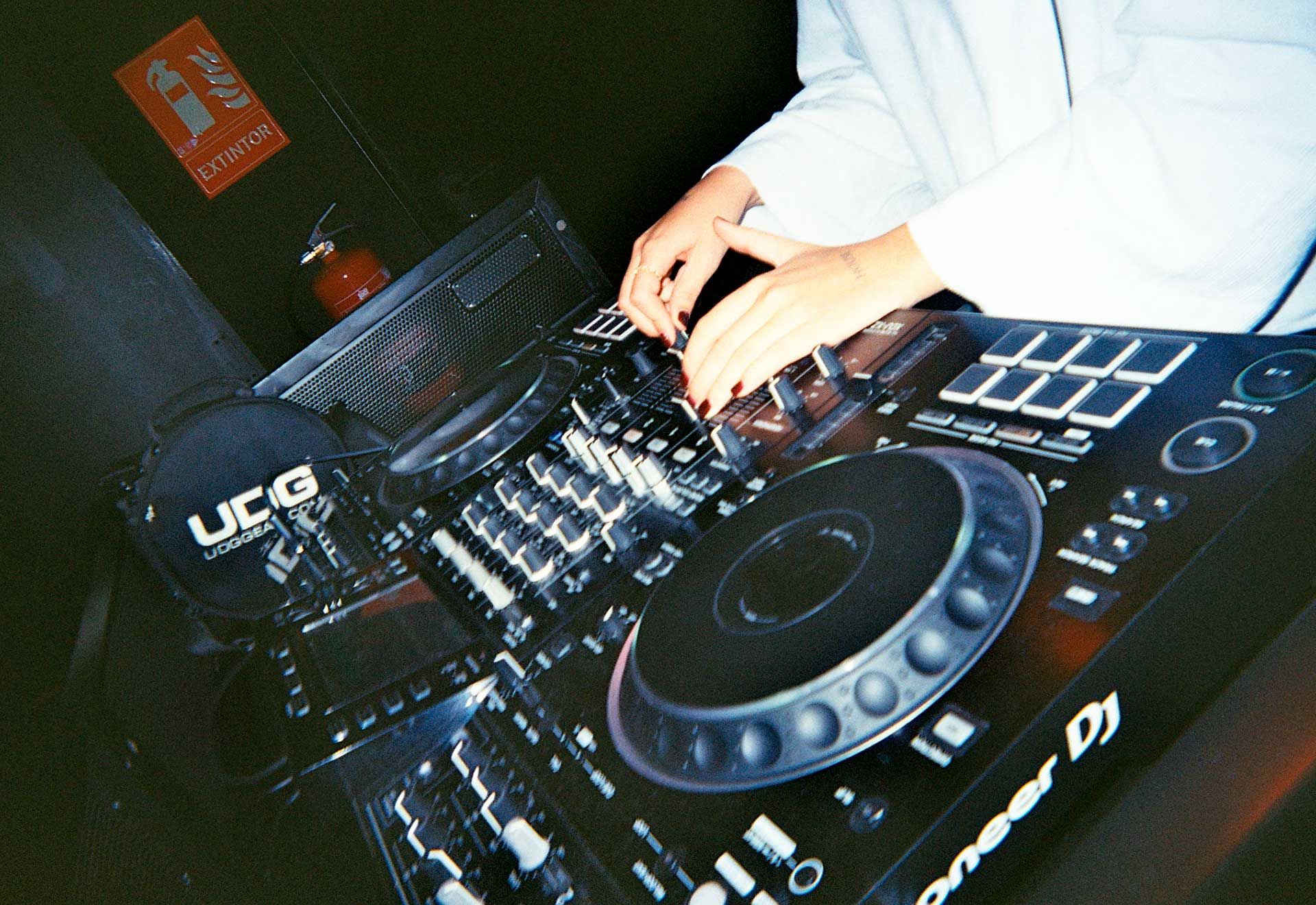 Apologia X Haus of Beat: Traveller X + Julian Reca + Eli Kapowski + DJ Tortuga b2b Charlins