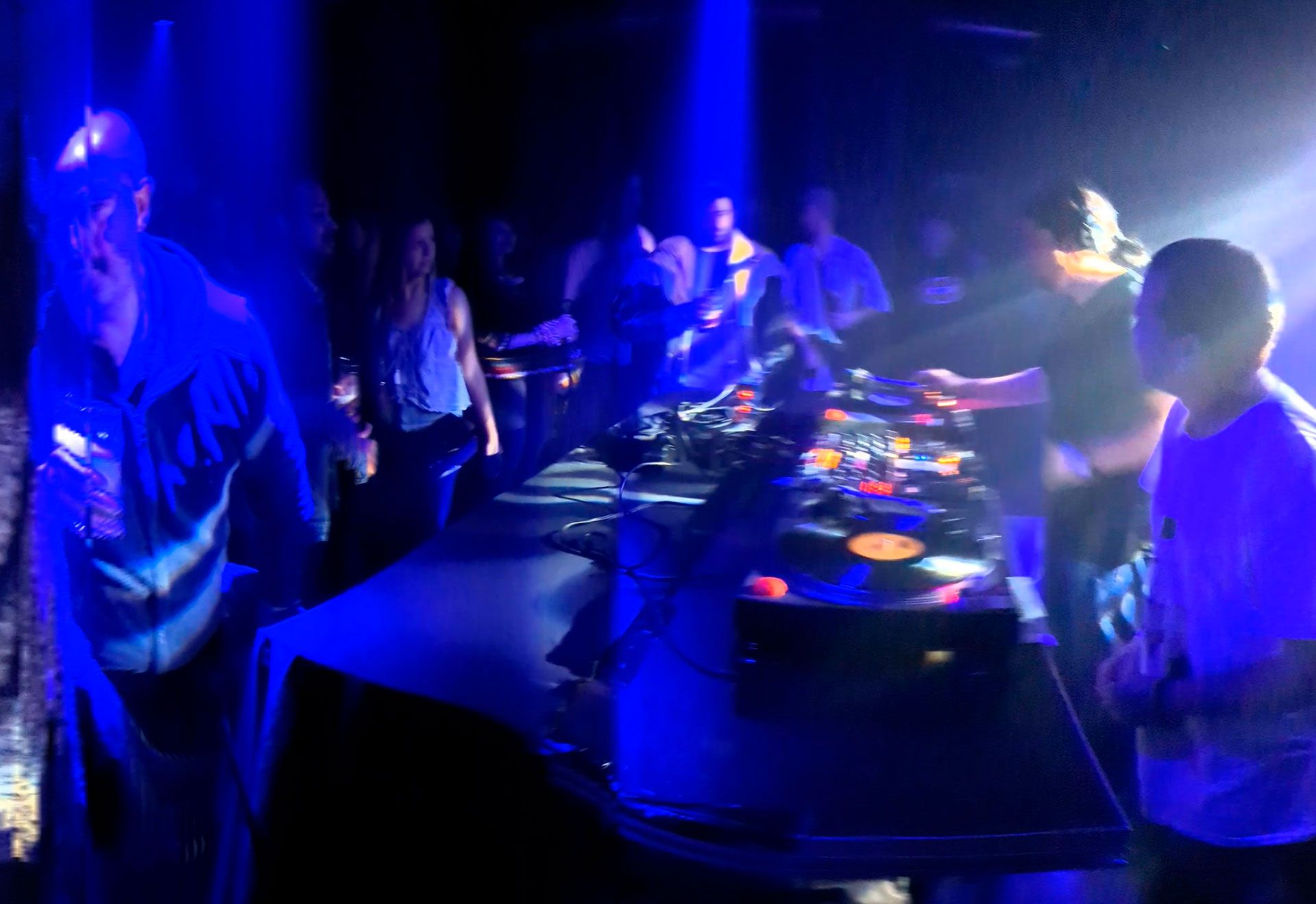 Apologia X Hardy: Hanakito + Toni Morales + Dj Khu