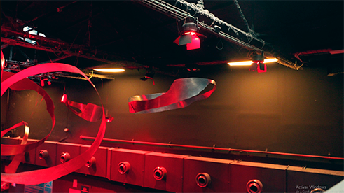 MIRRORSTROKE transforma el hall de Apolo en una escritura suspendida de Alicia Gimeno